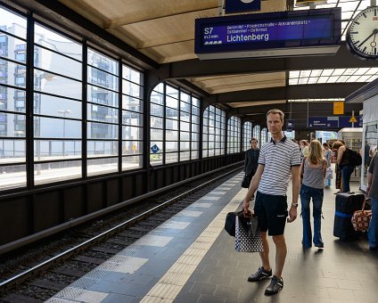 _DSC0061 Arto at the Zoologischer Garten train station in Berlin.