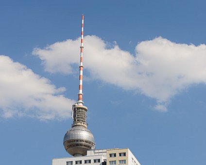 _DSC0070 View of the TV-tower (Fernsehturm) behind a building, as seen from Hackescher Markt.