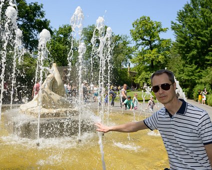 _DSC0011 Arto at a fountain at the Berlin Zoo.