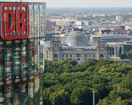 _DSC0203 View of the Reichstag Building with the glass dome on the roof.