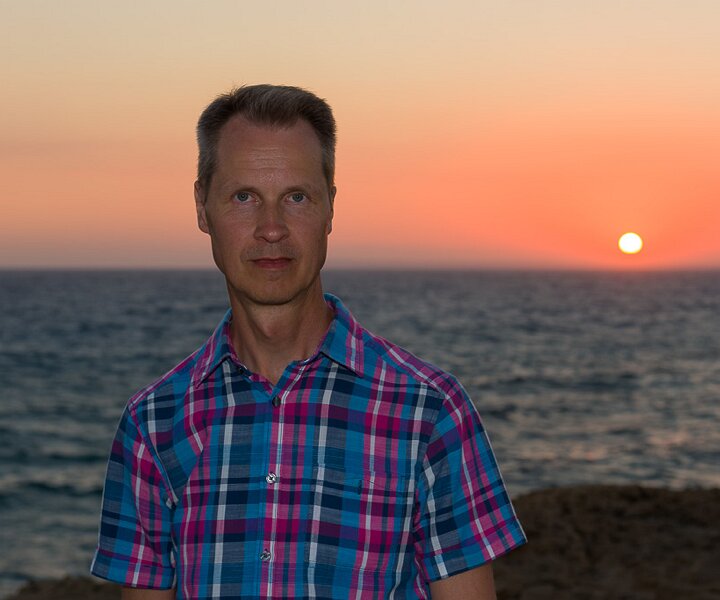 _DSC0094 Arto at the sea caves at Cavo Greco.