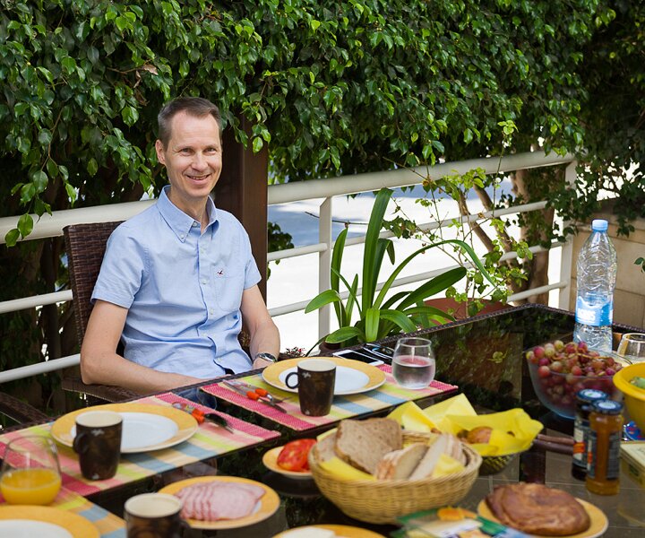 _DSC0003 Arto having breakfast at Nicos' house in Limassol.