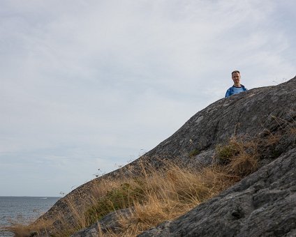 _DSC0074 Arto at the cliffs by the sea south of Nynäshamn.