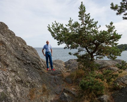 _DSC0083 Markos at the cliffs by the sea south of Nynäshamn.