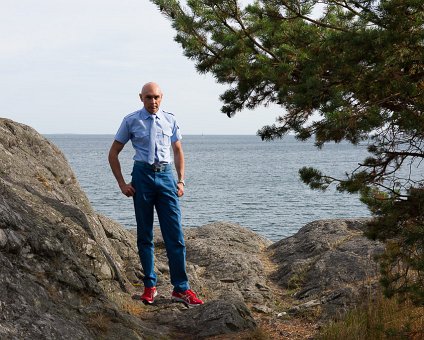 _DSC0084 Markos at the cliffs by the sea south of Nynäshamn.
