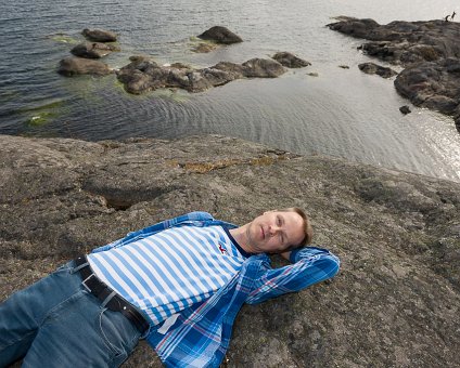 _DSC0098 Arto at the cliffs by the sea south of Nynäshamn.