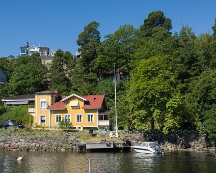 _DSC0101 Passing by beautiful houses on the way to Sandhamn.