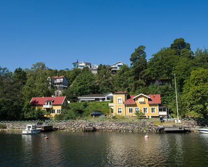 _DSC0102 Passing by beautiful houses on the way to Sandhamn.