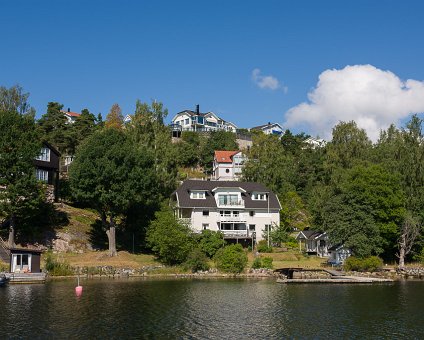 _DSC0107 Passing by beautiful houses on the way to Sandhamn.