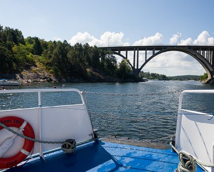 _DSC0116 Approaching a bridge (Skurusundsbron) on the way to Sandhamn.