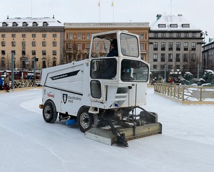 _DSC0018 Preparing the ice skating rink in Kungsträdgården.