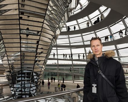 _DSC0043 Arto in the glass dome of the Reichstag building in Berlin.
