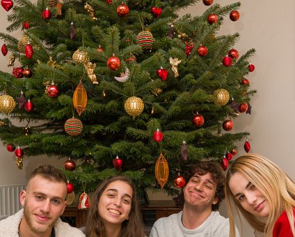 _DSC7161 Iakovos, Ingrid, Nicos, Andreas and Polina by the Christmas tree.