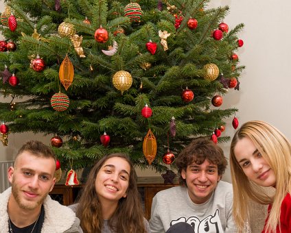_DSC7163 Iakovos, Ingrid, Nicos, Andreas and Polina by the Christmas tree.
