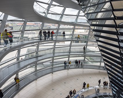 _DSC8021 In the glass dome of the Reichstag building in Berlin.