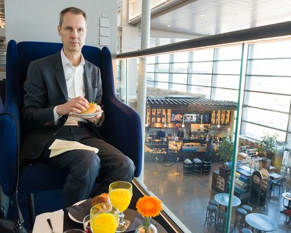 _DSC1963 Arto having breakfast at Pontus in the Air at Arlanda airport before the flight to Berlin.