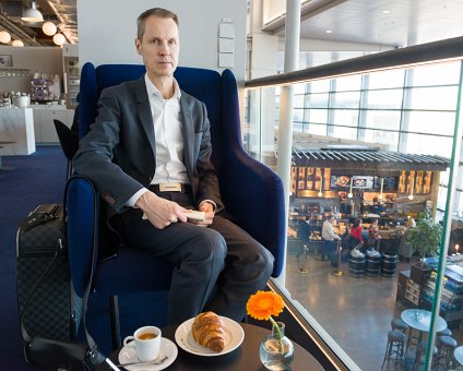 _DSC1972 Arto having breakfast at Pontus in the Air at Arlanda airport before the flight to Berlin.