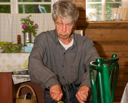 _DSC3602 Ilkka preparing the meat.