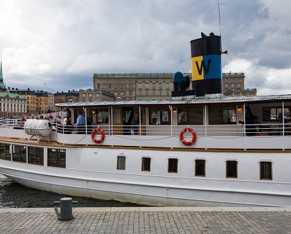 _DSC1959 Boat at Strömkajen. The Royal Palace in the background.