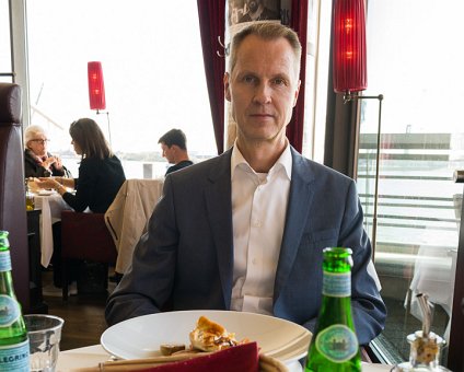 _DSC2807 Arto having lunch at Carls, next to the Elbphilharmonie.