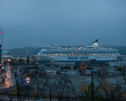 _DSC3764 View of the Silja Serenade cruise ship at Värtahamnen, in the November fog.