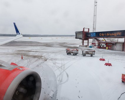 _DSC4227 At the gate at Arlanda airport waiting for de-icing and push back.