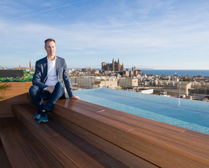 _DSC4279 Arto at the rooftop pool of the hotel in Palma. The Catedral de Mallorca in the background.