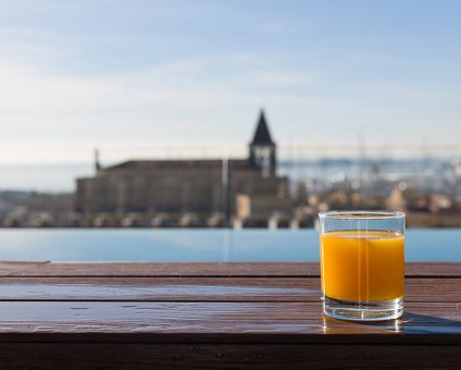 _DSC4352 Fresh orange juice in the morning by the rooftop pool of the hotel in Palma.