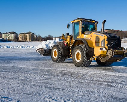 _DSC5801 Tractor at Gärdet moving snow.