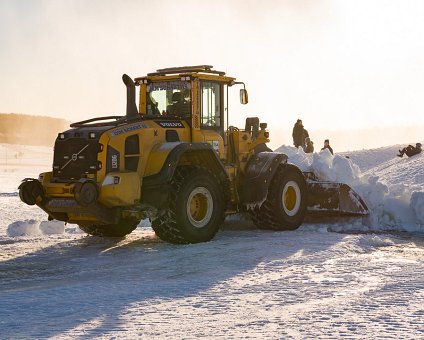 _DSC5817 Tractor at Gärdet moving snow.