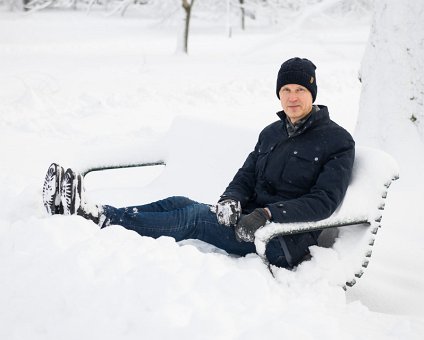 _DSC6161-1 Arto relaxing on a bench in Humlegården in February.