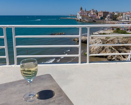 _DSC8307 View with a glass of white wine at the Vivero Beach Club in Sitges.