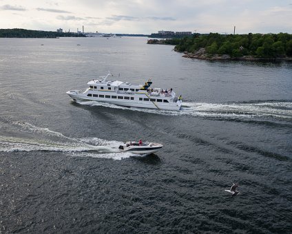 _DSC8867 Boats passing by.