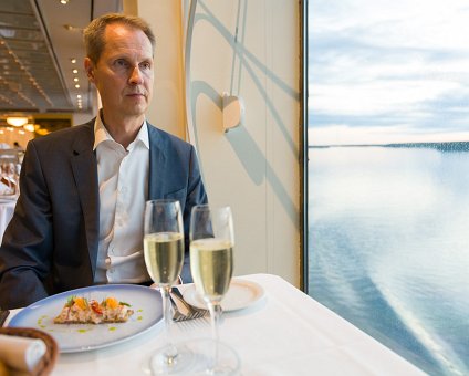 _DSC8945-1 Arto having dinner on the ship and enjoying the view of the archipelago.