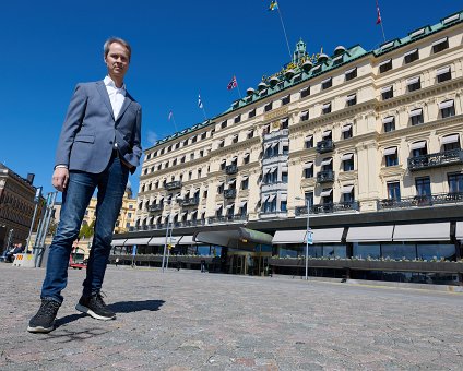 _DSC5301 Arto in front of Grand Hôtel.