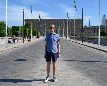 _DSC3161 Arto in front of the Royal Palace on Sweden's national day.