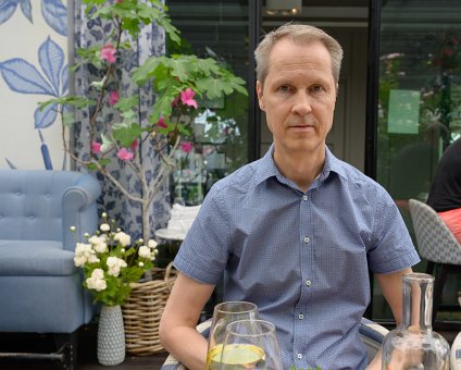 _DSC3314 Arto having lunch at Glashuset on midsummer day.