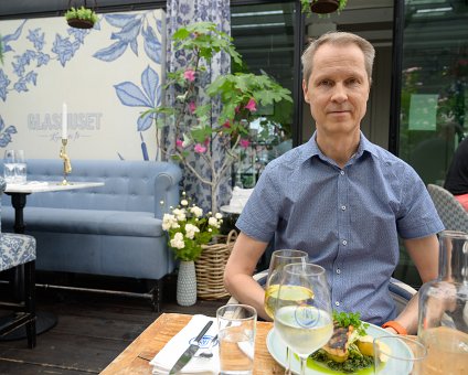 _DSC3319 Arto having lunch at Glashuset on midsummer day.