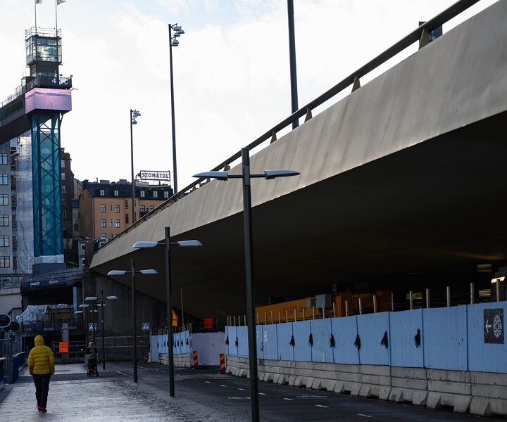 _DSC1508 Walk in mid-January at Slussen, under the golden bridge.