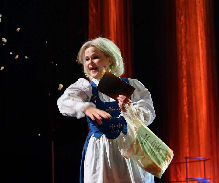 _DSC1670 Sissela Kyle opening the QX Gala 2023.