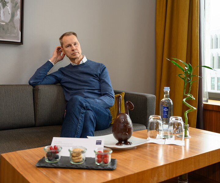 _DSC2698 Arto in the hotel suite in Berlin.