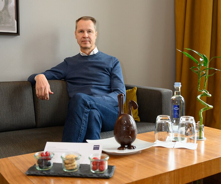 _DSC2699 Arto in the hotel suite in Berlin.
