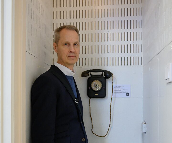 _DSC3422 Arto in a telephone booth.