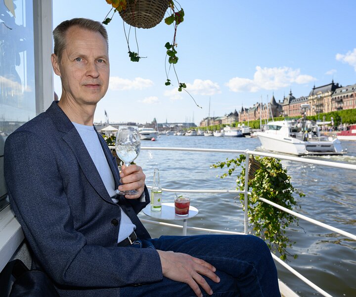 _DSC0016 Arto enjoying a drink with view of Strandvägen.