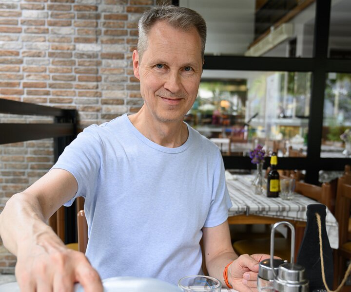 _DSC0293 Arto having lunch in Limassol.