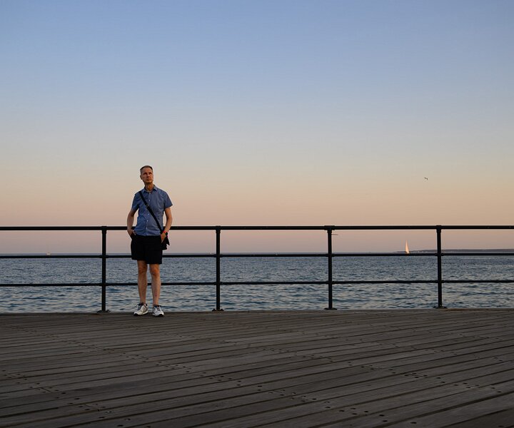 _DSC0346 Arto at the seaside promenade in Limassol in the evening.