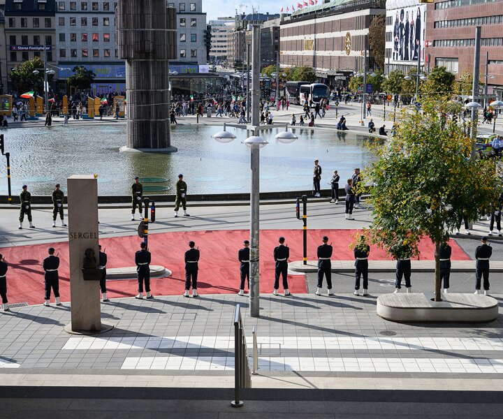 _DSC1012 Royal guards at Sergels Torg.