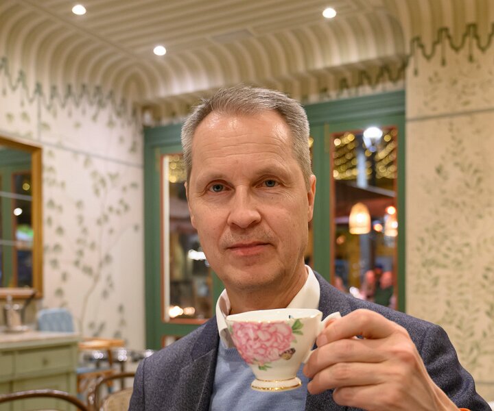 _DSC1697 Arto having evening tea at Cappuccino Grand Café.