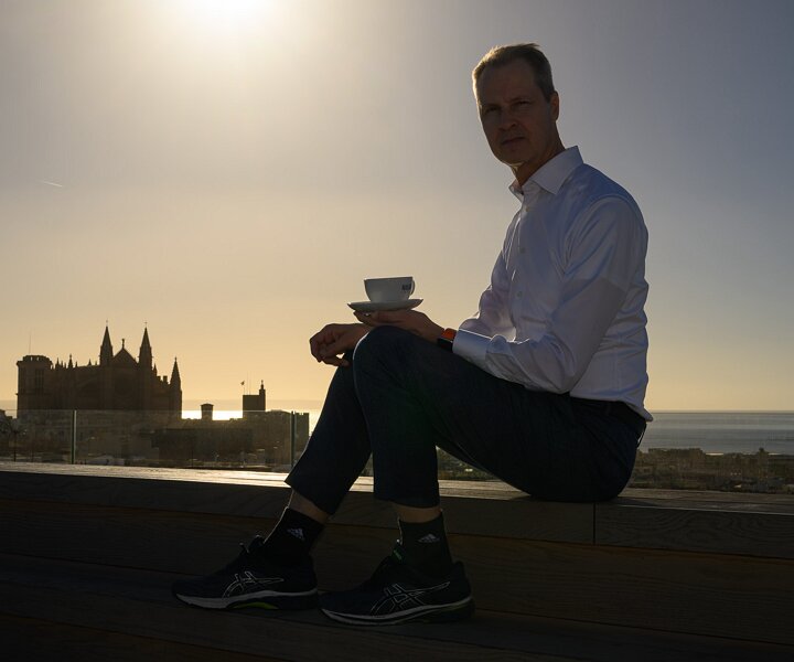 _DSC1739 Arto having morning coffee at the rooftop terrace of Nakar Hotel in Palma.